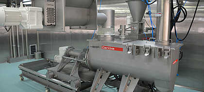 Continuous dry mixing installation for infant nutrition 