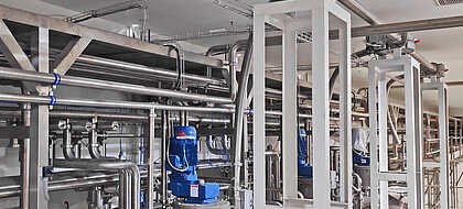 Liquid mixers with pneumatic feeding of salt 